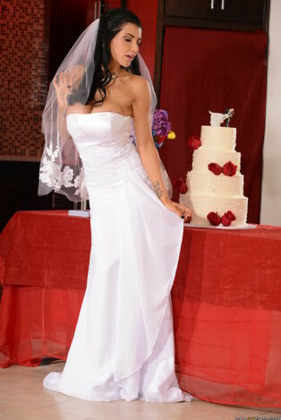 Splendid bride Romi Rain reveals